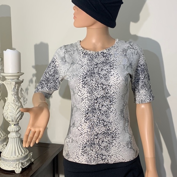 Reitmans Sweaters - Cute sweater size S great condition bundle up to save